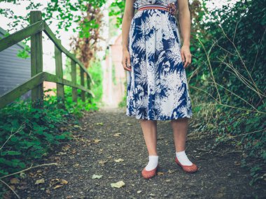 Ülkede yolda duran genç kadın