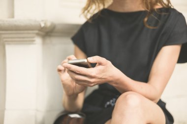 Şehir dışındaki telefon kullanan genç kadın