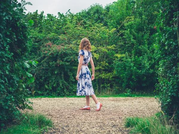 Mujer joven caminando en el campo —  Fotos de Stock