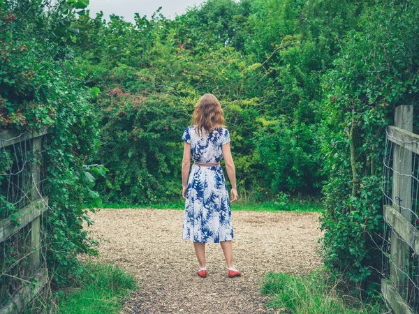 Ung kvinna promenader på landsbygden — Stockfoto