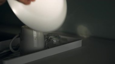 Bulaşıkları lavaboda yıkamak ve tabakları kurutma rafına koymak.