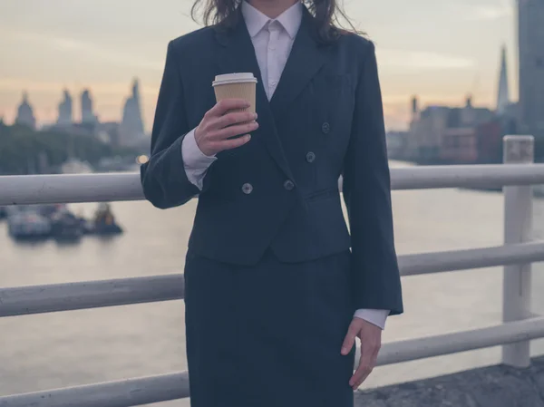 Donna d'affari con coppa ammirando l'alba a Londra — Foto Stock