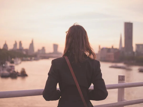 Jonge vrouw bewonderen van Londen bij zonsopgang — Stockfoto