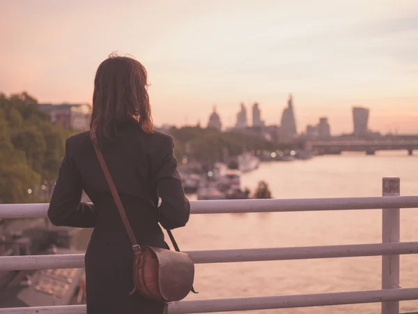 Jonge vrouw bewonderen van Londen bij zonsopgang — Stockfoto