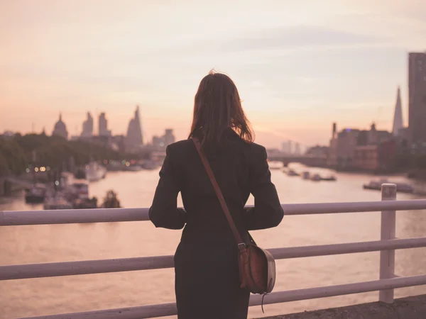 Jonge vrouw bewonderen van Londen bij zonsopgang — Stockfoto