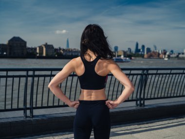 Şehir içinde atletik genç kadın arkadan görünüş