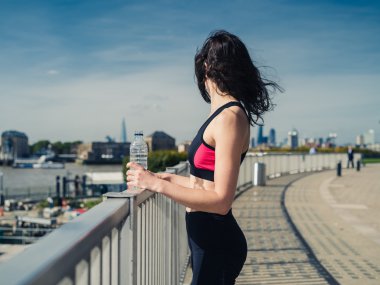 Su şişesi City ile uygun genç kadın