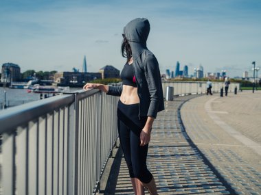 Şehirde zinde ve atletik genç kadın