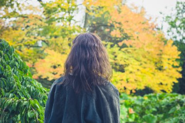Ormandaki ağaçlar bakarak kadın