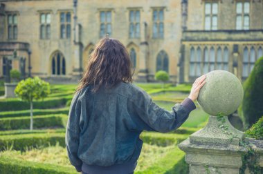 Genç kadın keşfetmek resmi Bahçe