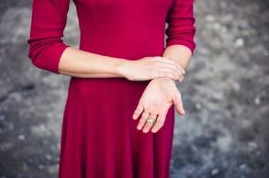 Kabuk sahilde kadınla