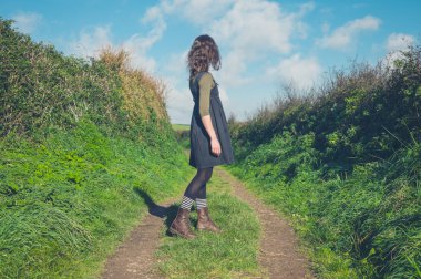 Kırsal kesimde yolda duran genç kadın