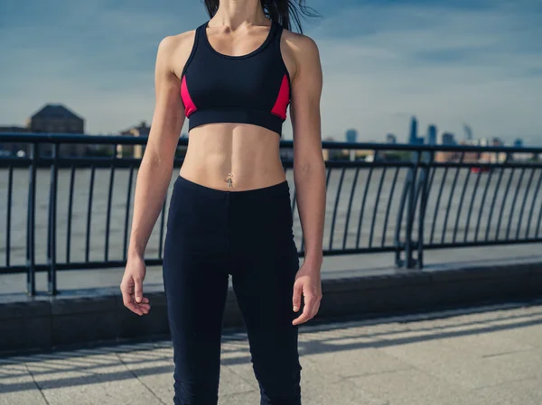 Fit en sportief jonge vrouw in de stad — Stockfoto