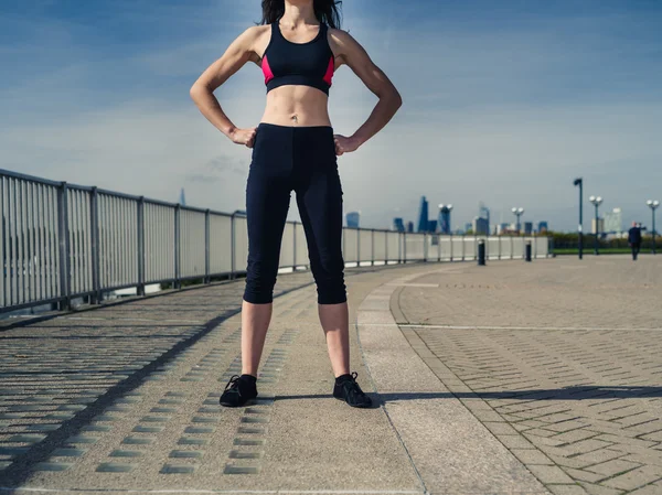 Atletische jonge vrouw in de stad — Stockfoto