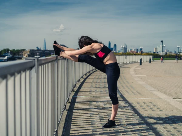 Fit young woman working out in the city — Stock Photo, Image