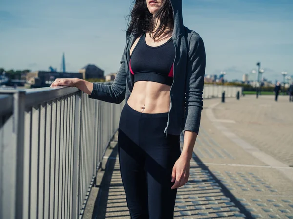 Fit and athletic young woman in city — Stock Photo, Image