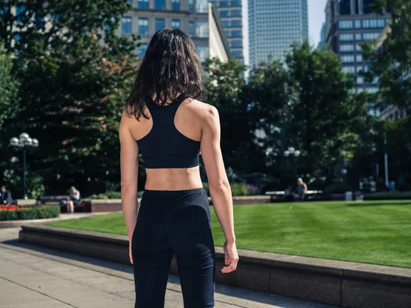 Vue arrière de la jeune femme sportive dans le parc — Photo