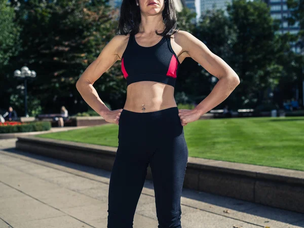 Fit athletic young woman in city park — Stock Photo, Image