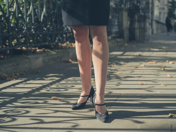 Legs of young businesswoman in the park — Stock Photo, Image