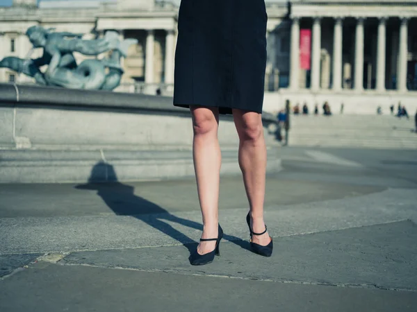 Businesswoman in city on sunny day — Stock Photo, Image