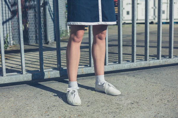 Ноги молодой женщины у ворот — стоковое фото