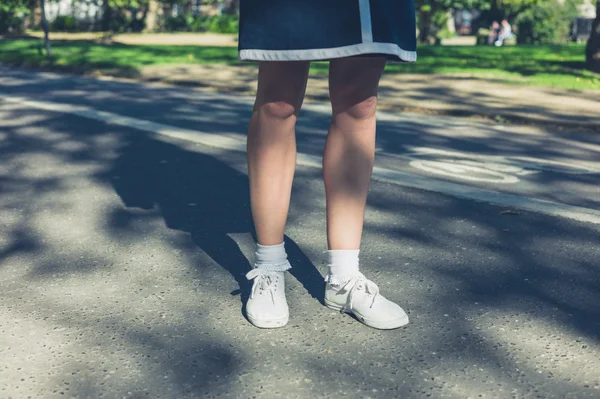 Parkta genç kadının bacakları — Stok fotoğraf