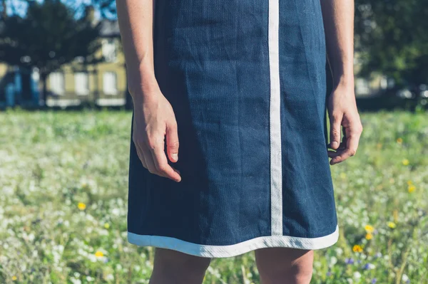 Mujer joven de pie en un prado — Foto de Stock