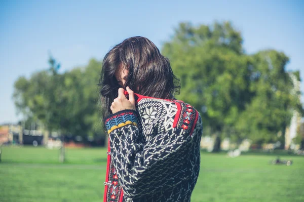 Donna che indossa maglione a maglia nel parco — Foto Stock