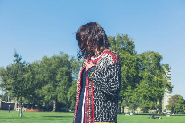 Donna che indossa maglione a maglia nel parco — Foto Stock