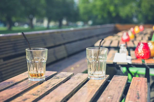 Gafas sobre mesa en parque — Foto de Stock
