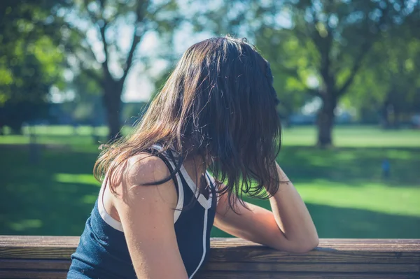 公園でリラックスしている若い女性 — ストック写真