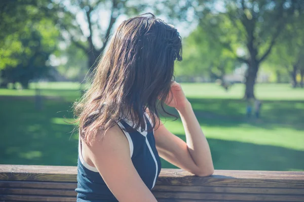 Jonge vrouw ontspannen in park — Stockfoto