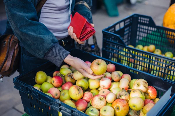 Young woman buying apples — Stock Photo, Image