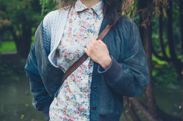 Frau mit Umhängetasche im Wald — Stockfoto