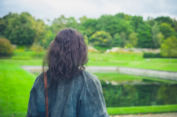 Ung kvinna att utforska formell trädgård — Stockfoto