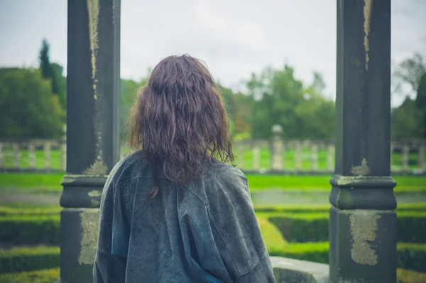 Jonge vrouw verkennen formele tuin — Stockfoto