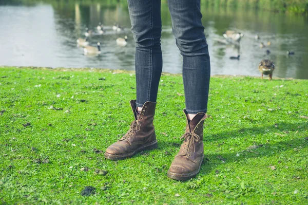 Benen van persoon door vijver met vogels — Stockfoto