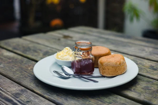 Scones com geléia e creme — Fotografia de Stock