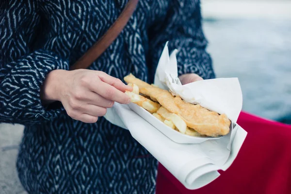 Vrouw eten vis en chips — Stockfoto