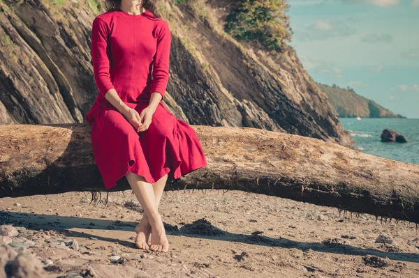 Mujer joven relajándose en la playa — Foto de Stock