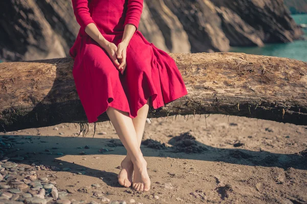 Giovane donna rilassante sulla spiaggia — Foto Stock