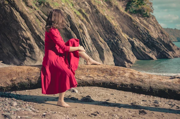 Młoda kobieta relaksująca się na plaży — Zdjęcie stockowe