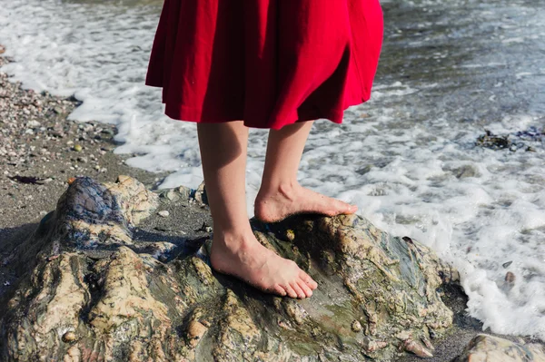 Pies de joven owman de pie en la playa — Foto de Stock