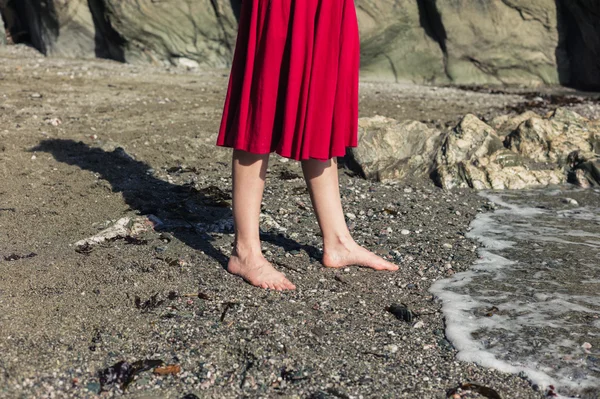 Pies de mujer caminando por la playa — Foto de Stock