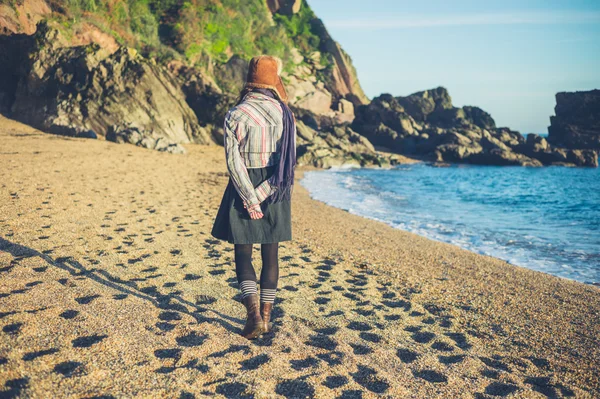 Donna che cammina sulla spiaggia in autunno — Foto Stock