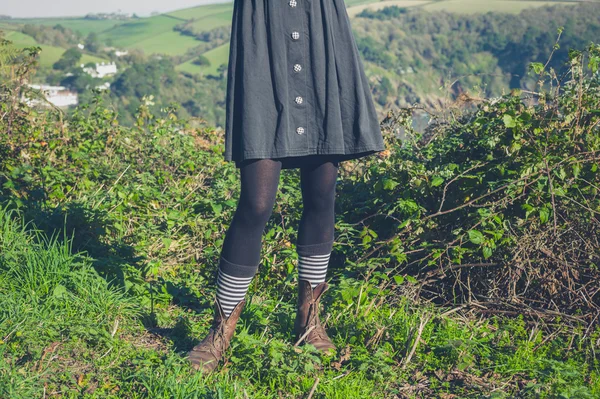 Jeune femme debout sur une colline — Photo