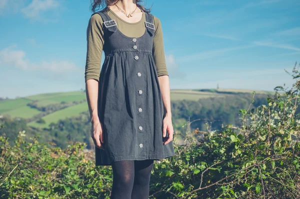Young woman standing on a hilltop — Stock Photo, Image