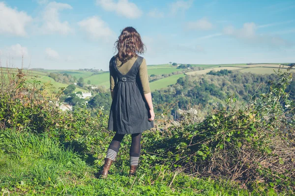 Donna che ammira la campagna dalla collina — Foto Stock