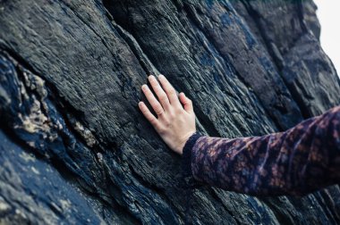 Genç kadın el Rock dokunmadan