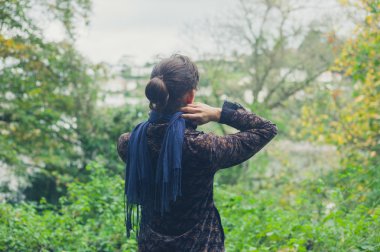 Ormandaki eşarp genç kadınla